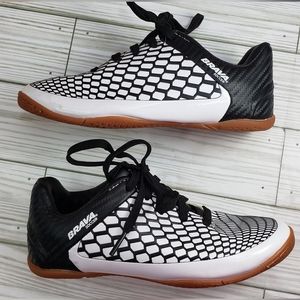 Brava black/white Soccer shoes boys' size 13 (sw101)